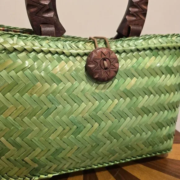 Vintage Boho Island Woven Wicker Bag Purse Rattan Green Wood Handle Beach Hippie - Picture 14 of 15